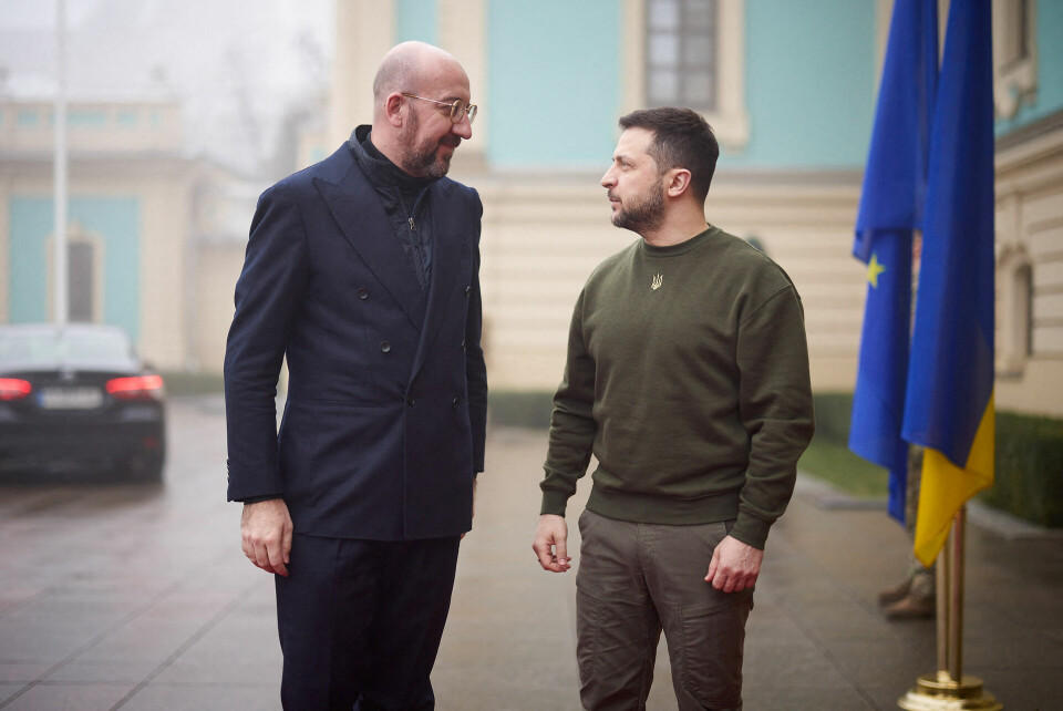 - Tiden er lige nu et russisk våben. Men tiden skal blive vores våben. Vi har brug for luftforsvarssystemer, artilleri og kampvogne, siger Volodymyr Zelenskyj (th).