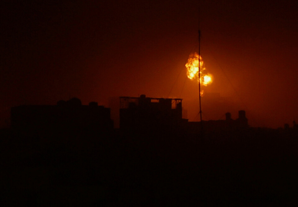 Mandag formiddag oplyste øjenvidner til nyhedsbureauet AFP, at adskillige israelske kampvogne var rykket ind i det sydlige Gaza. På billedet ses en eksplosion på himlen over Gaza mandag.