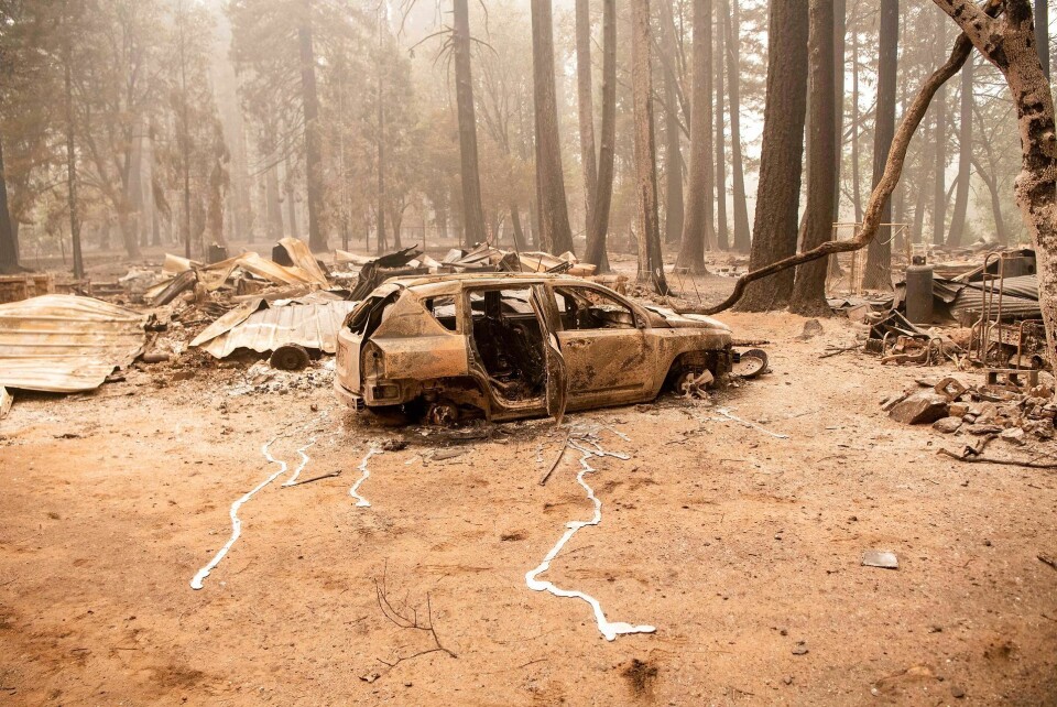 Smeltet metal løber væk fra et udbrændt køretøj under den såkaldte Dixie-brand i det nordlige Californien. Branden har raset siden midten af juli og afbrændt omkring 190.000 hektar. Selv om det kan være svært at koble enkeltstående hændelser til klimaforandringer, har eksperter sagt, at global opvarmning gør ekstrem regn og hedebølger mere sandsynlige.