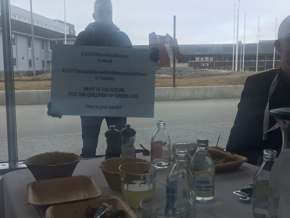 Det var ikke muligt at få en kommentar fra demonstranterne, da deres munde var plastret til med gaffatape.