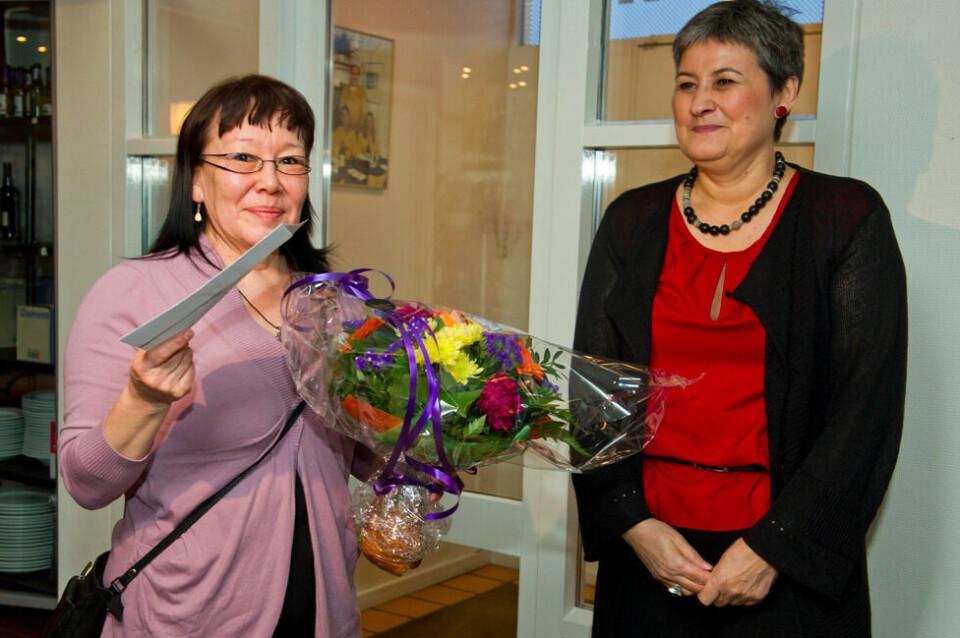 Inga Egede er blevet kåret som 'Årets Journalist 2011'. Hun ses her sammen med formand for Tusagassiuinermi Sulisut Peqatigiiffiat TP, Medieforbundet TP, Mariia Simonsen. Foto: Leiff Josefsen