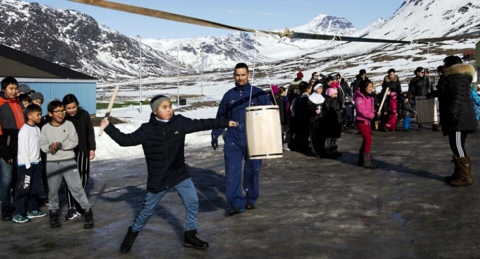 Tøndeslagning ved Brugseni i Narsaq
