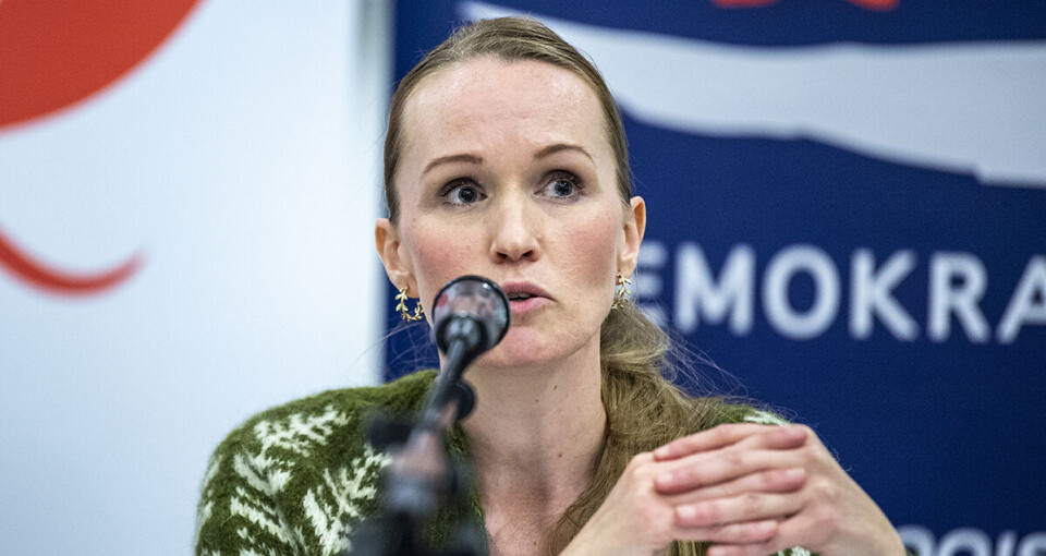 Anna Wangenheim Inatsisartuni sulileqqippoq erninerminut atatillugu sulinngiffeqareerluni. Kissaataa siullerpaaq tassaavoq erninermut atatillugu sulinngeffeqartarnerup sivitsorneqarnissaa.