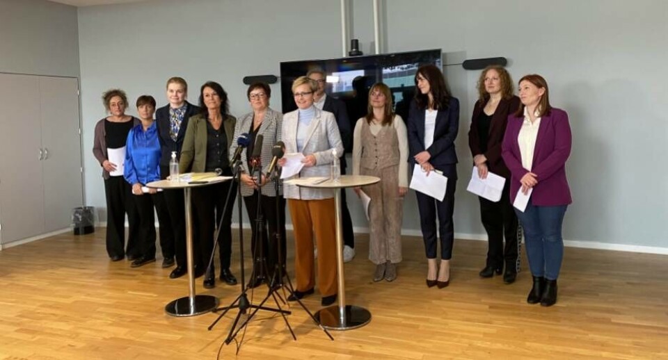 Fredag i sidste uge præsenterede den danske socialminister Pernille Rosenkrantz-Theil (Soc.) sammen med socialordførere fra en række af folketingets partier aftalen på social-sundheds- og arbejdsmarkedsområdet for 2023-2026. Iblandt projekterne var der afsat 7,8 millioner kroner til ”styrkelse af sagsbehandlingen og samarbejdet i børnesager med grønlandske familier”.