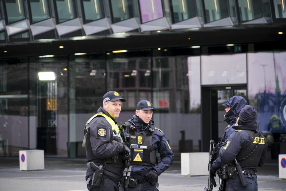Islansk politi har i samabrbejde med kystvagten anholdt tre personer fra et sejlskib der var på vej fra Danmark til Grønland.