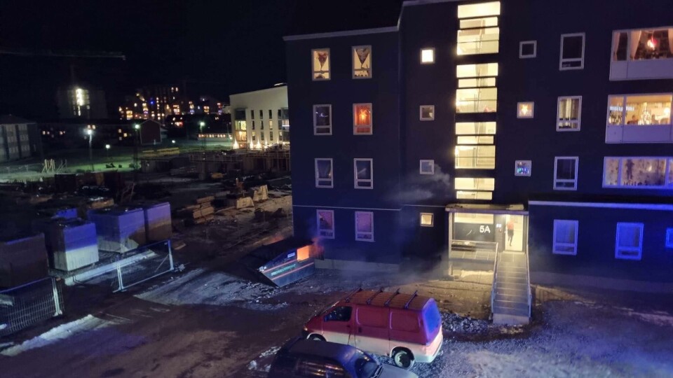 Tre evakueret efter brand i Qinngorput