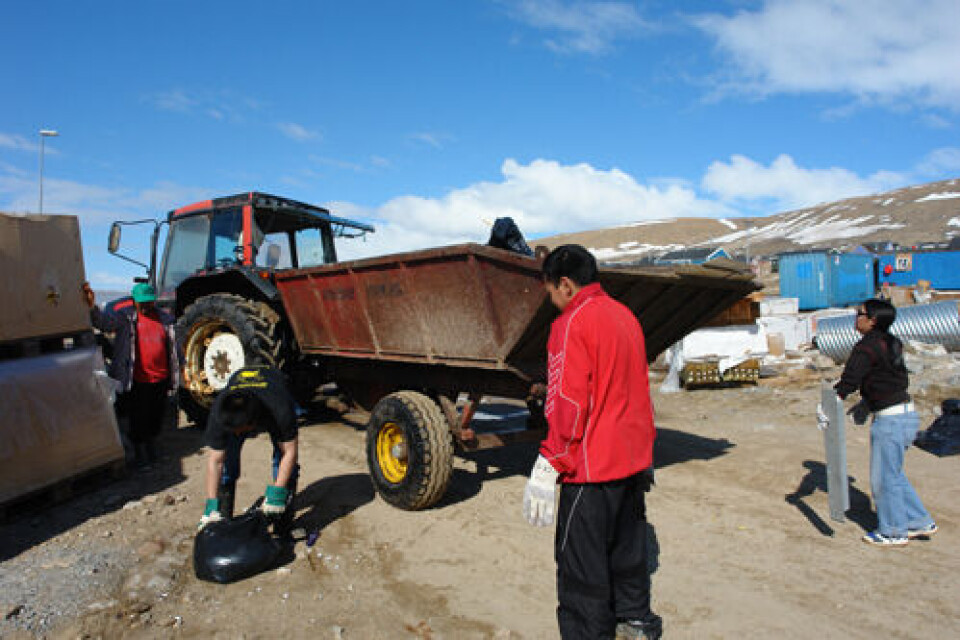 Skraldet bliver smidt op på traktoren som så kører det ud til dumpen. Her er det Jørgen Qujaukitsoq, Arnannguaq Angiina, Tina Kristiansen og Najannguaq Kristiansen der tager en slapper med i rengøringen. Skraldet bliver smidt op på traktoren som så kører det ud til dumpen. Her er det Jørgen Qujaukitsoq, Arnannguaq Angiina, Tina Kristiansen og Najannguaq Kristiansen der tager en slapper med i rengøringen. Skraldet bliver smidt op på traktoren som så kører det ud til dumpen. Her er det Jørgen Qujaukitsoq, Arnannguaq Angiina, Tina Kristiansen og Najannguaq Kristiansen der tager en slapper med i rengøringen.