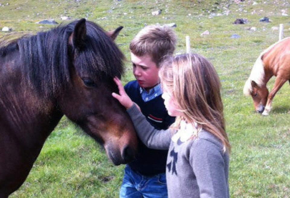 Prins Christian og prinsesse Isabella med hest i Igaliku