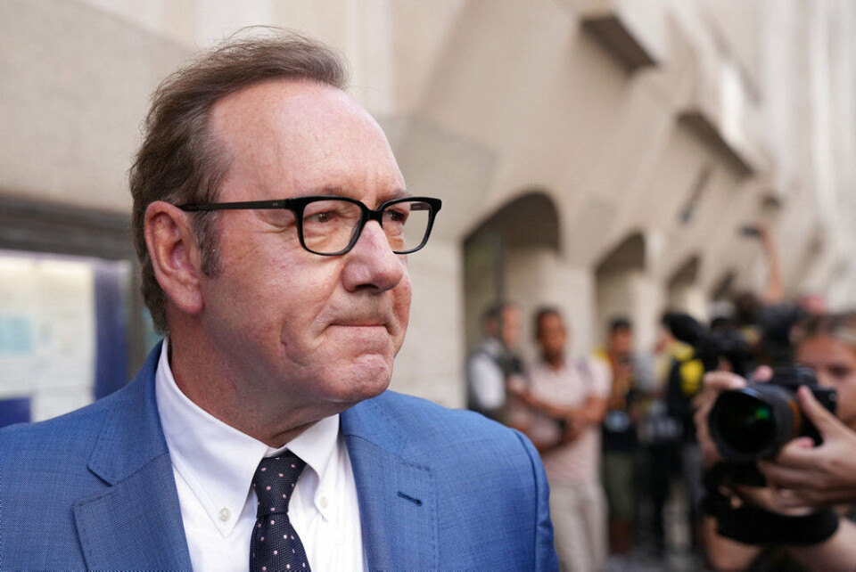 Skuespilleren Kevin Spacey forlader en domstol i London tidligere i juli i forbindelse med anklager mod ham for seksuelle overgreb på tre mænd, mens han var leder af teateret Old Vic i byen.