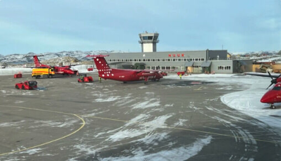 Flyet taxiede stille og roligt fra landingsbanen hen til terminalens forplads, hvor passagererne blev ”debriefet” – sikret at de fik alle oplysninger om hændelsen.