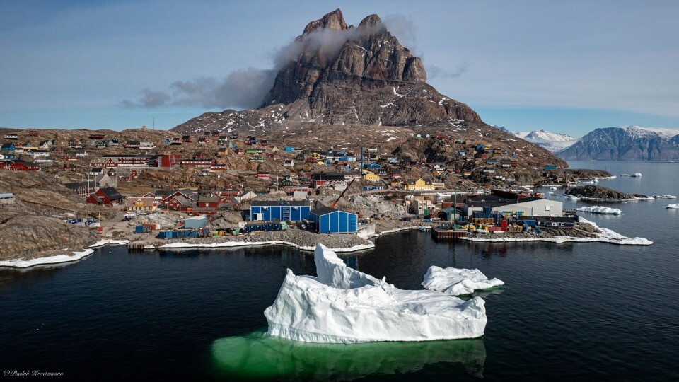 Øget konkurrence mellem tre fiskefabrikker i Uummannaq presser indhandlingspriserne op på hellefisk. På billedet ses fiskefabrikken som ejes af Sigguk Uummannaq Aps, mens Royal Greenlands fiskefabrik ses til højre.