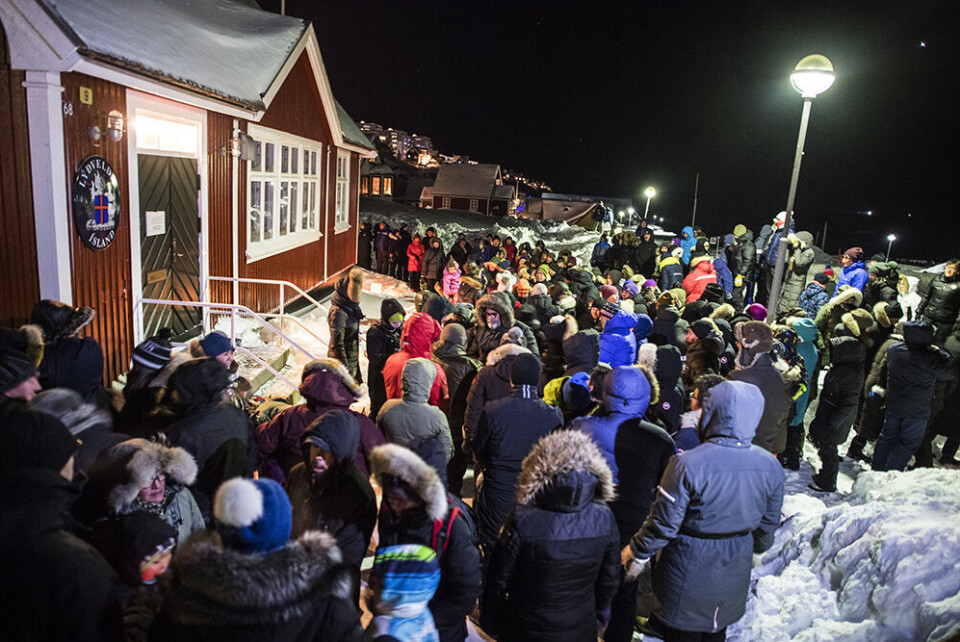 Nuuk Leiff Josefsen'Jeg kunne heller ikke lade være med at vise min medfølelese, hvorfor jeg lavede mine egne lysestager og tændte lys for Birna fra Island.Tænker meget på hende famile, som hun nu måtte have forladt.' Det skriver Jens Dahl fra Kangerlussuaq. Jens DahlManiitsoq Magssanguaq QujaukitsoqNuuk Leiff JosefsenManiitsoq Magssanguaq QujaukitsoqNuuk Leiff JosefsenNuuk Leiff JosefsenManiitsoq Magssanguaq QujaukitsoqNuuk Leiff JosefsenNuuk Leiff JosefsenManiitsoq Magssanguaq QujaukitsoqMakkak Hansen Møller skriver: 'Vi er en familie fra Aasiaat og vi har tændt for lyse, for at vise vores medfølelse til Birna's familie' Makkak Hansen Møller