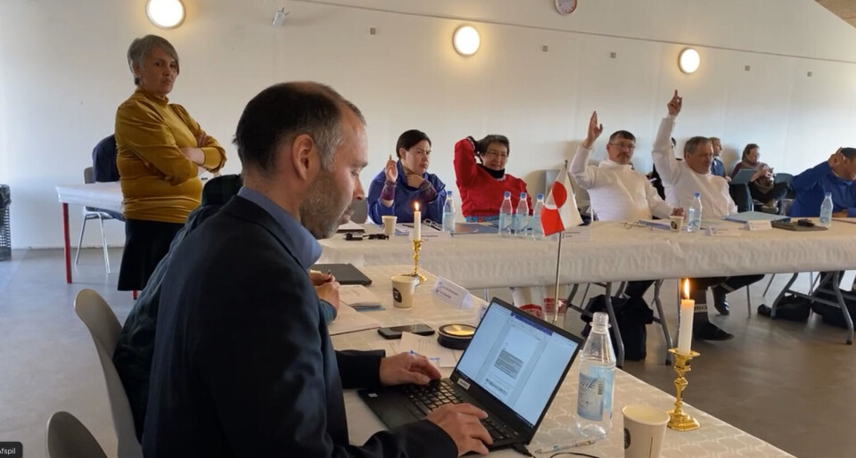 I nat dannede Palle Jerimiassen sin koalition uden om hans gamle parti, Siumut. Konstitueret møde foregik i Uummannaq, hvor Palle blev borgmester gennem et telefonopkald.