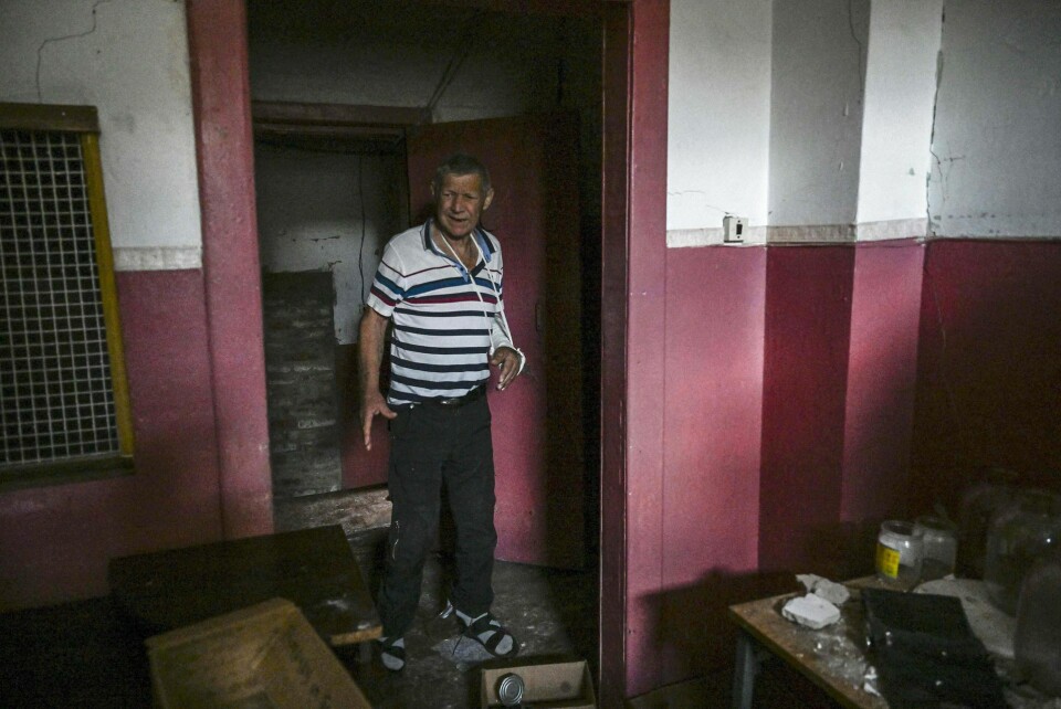Mykhajlo Chindey viser rundt på den nu ødelagte politistation i Izjum, hvor han blev tilbageholdt og tortureret af russiske styrker.