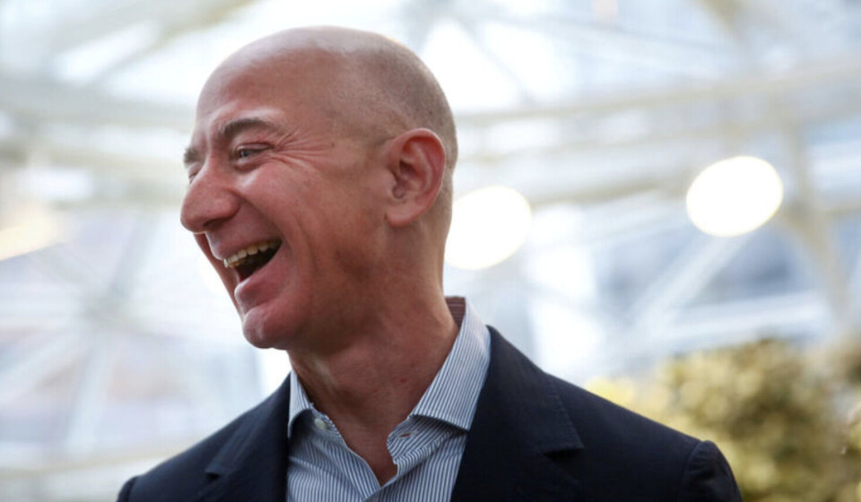 Jeff Bezos, stifter af Amazon, har grund til at være i godt humør. Han er verdens rigeste med en formue på 933 milliarder kroner.