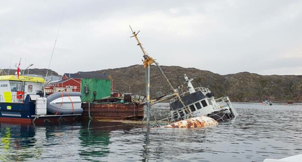 Det efterhånden i mange år omtalte sunkne fiskefartøj i havneområdet ved skibsværftet i Aasiaat har vakt stor utilfredshed blandt borgere i Aasiaat, som kræver, at Kommune Qeqertalik træder i karakter og sørger for at fartøjet bliver fjernet. Mange borgere kalder efterhånden skibsvraget for byens nye vartegn.