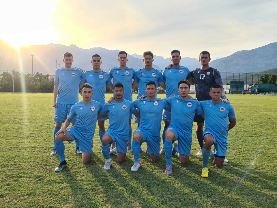 På billedet ses de elleve startere for det grønlandske landshold i kampen mod Kosovos U21-landshold. Grønland tabte 0-1 i kampen.