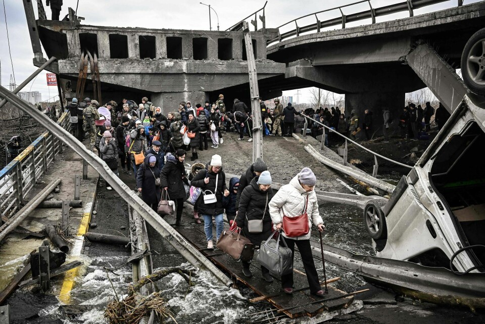 Folk krydser en ødelagt bro, mens de evakuerer byen Irpin, nordvest for Kiev, under kraftig beskydning og bombning den 5. marts 2022, 10 dage efter, at Rusland lancerede et militær invasion mod Ukraine.