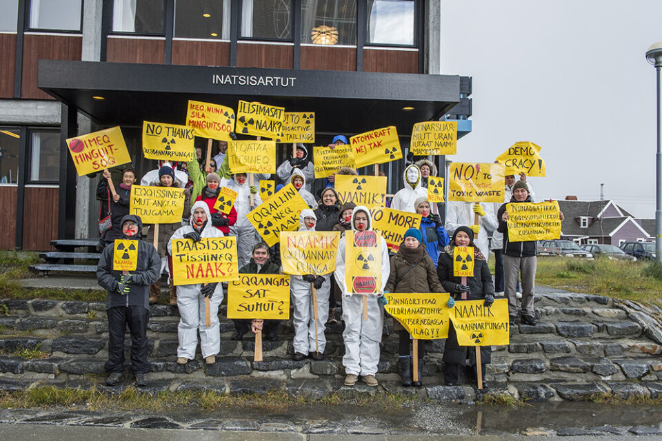 Anti-uran-demonstration i forbindelse med efterårssamlingens start