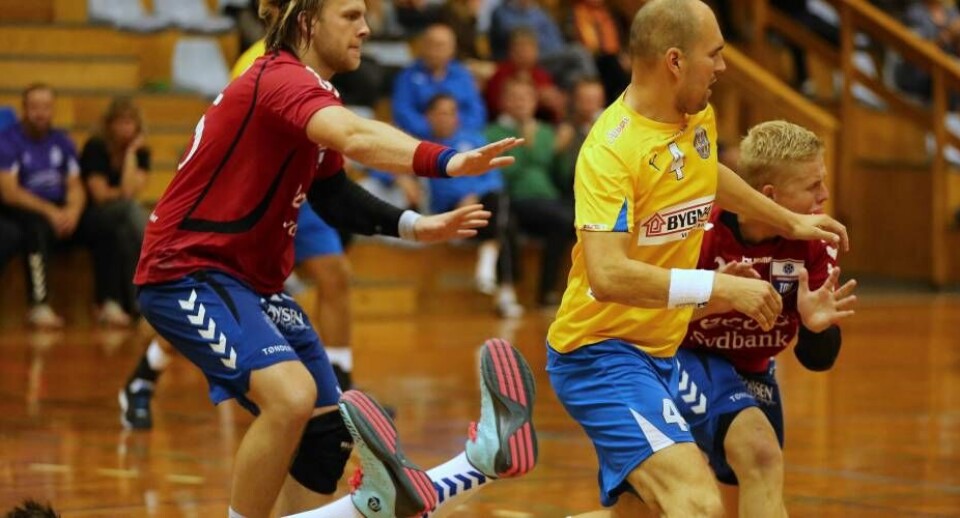 Rasmus Larsen med nummer 4 skaber plads på stregen