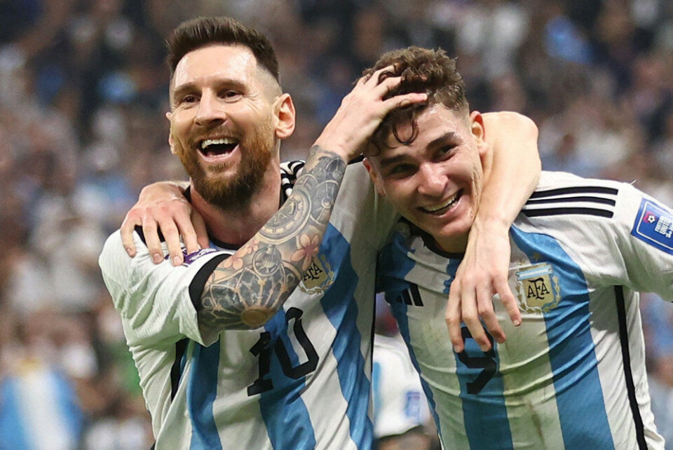 Lionel Messi (til venstre) og Julian Alvarez (til højre) var hovedpersonerne i den sikre argentinske semifinalesejr i Qatar.