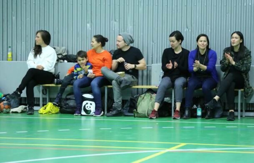 Adskellige grønlandske tilskuere på plads i Hafnia-Hallen i København