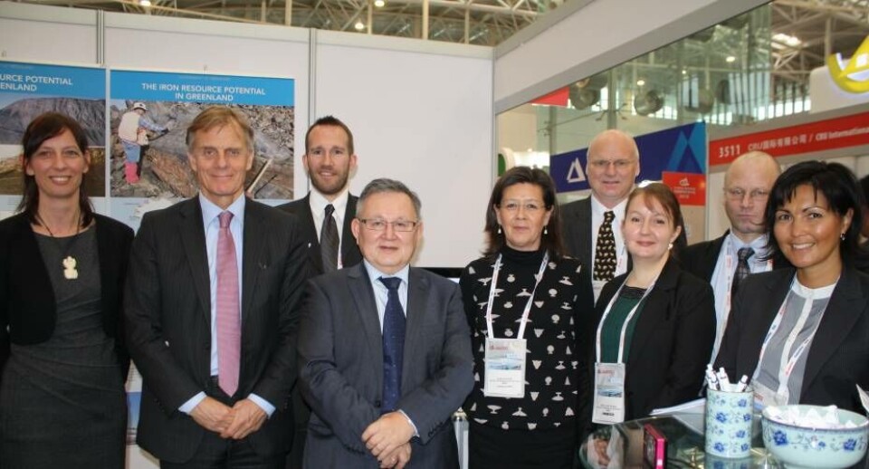 Den grønlandske delegation - sammen med den danske ambassadør i Kina, Friis Arne Petersen. Foto: Grønlands Selvstyre Stor interesse fra pressen om Ove Karl Berthelsens besøg. Foto: Grønlands Selvstyre Ove Karl Berthelsen på besøg hos den kinesiske minister for land og ressourcer Xu Shaoshi, hvor Ove Karl Berthelsen giver værten en gave. Foto: Grønlands Selvstyre Den grønlandske delegation - sammen med den danske ambassadør i Kina, Friis Arne Petersen. Foto: Grønlands Selvstyre Stor interesse fra pressen om Ove Karl Berthelsens besøg. Foto: Grønlands Selvstyre Ove Karl Berthelsen på besøg hos den kinesiske minister for land og ressourcer Xu Shaoshi, hvor Ove Karl Berthelsen giver værten en gave. Foto: Grønlands Selvstyre Den grønlandske delegation - sammen med den danske ambassadør i Kina, Friis Arne Petersen. Foto: Grønlands Selvstyre