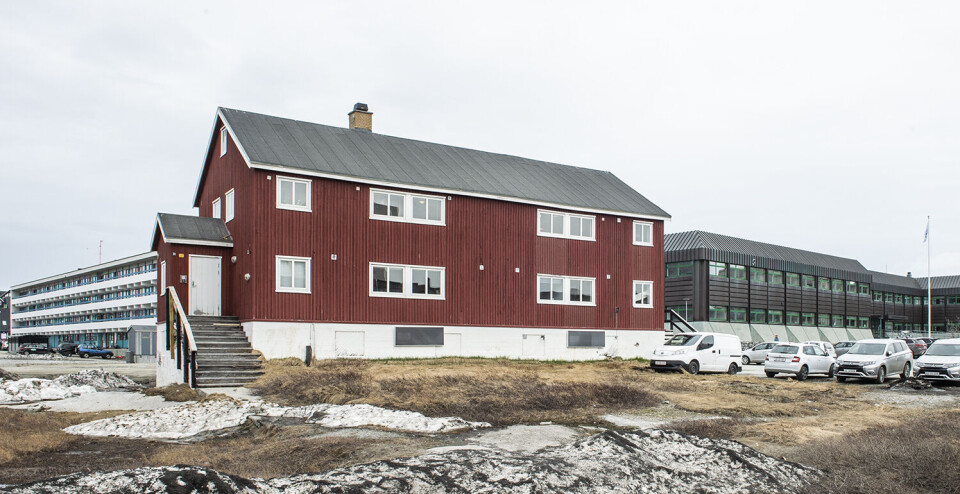 Bygningen med de mange navne i centrum af Nuuk, hvor man aner rådhuset til højre