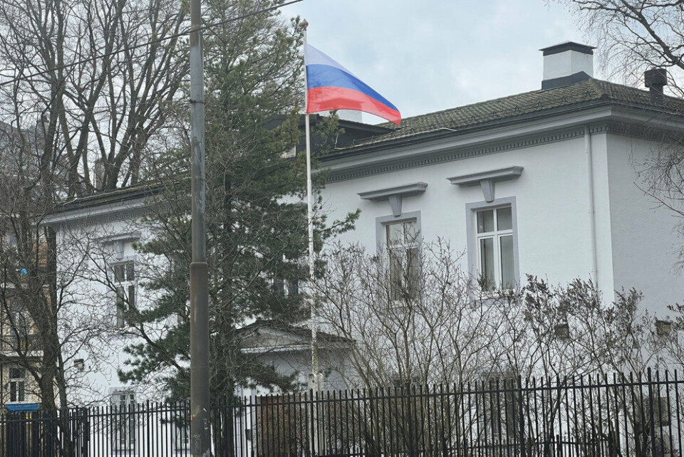 Norske myndigheder mener, at 15 russiske ambassadeansatte har handlet på måder, som ikke er forenelige med deres diplomatiske status.