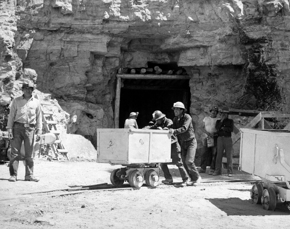 Navajo-indianere på arbejde i en uranmine tilbage i 1960-erne.
