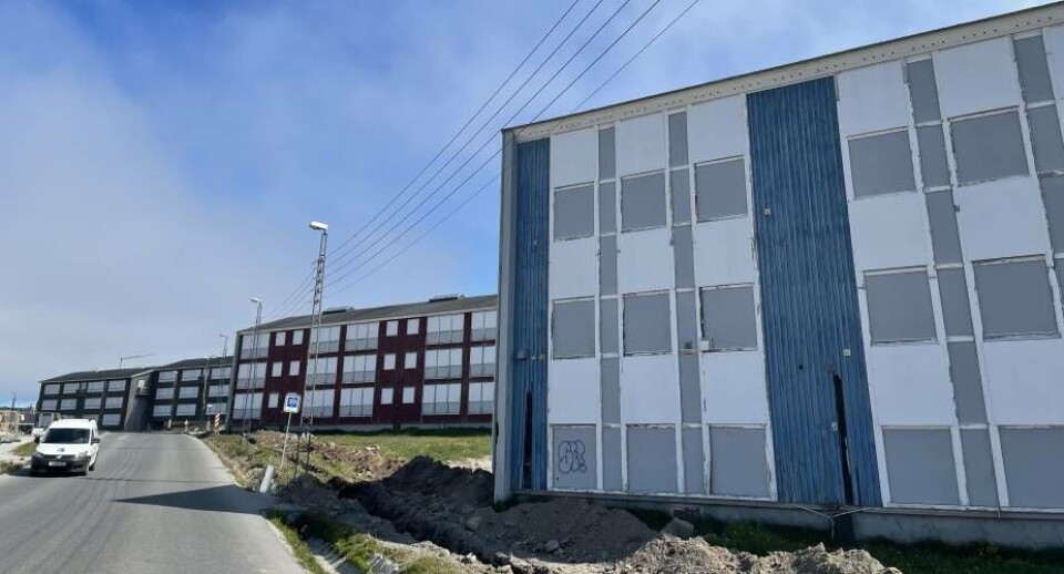 Udskydelsen af kollegiebyggeriet på Kongevej i Nuuk betyder også, at nedrivningen af Millionærbarakken samt det røde og blå etagehus er sat i bero og afventer et eventuelt genudbud.