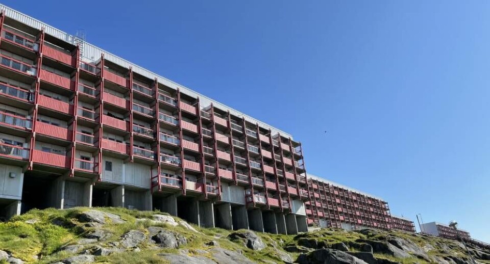 Det er så dejligt på Radiofjeldet med sine 553 boliger, men idyllen dækker over 52 tomme lejligheder på grund af skimmelsvamp og nedslidning, skriver avisen Sermitsiaq.