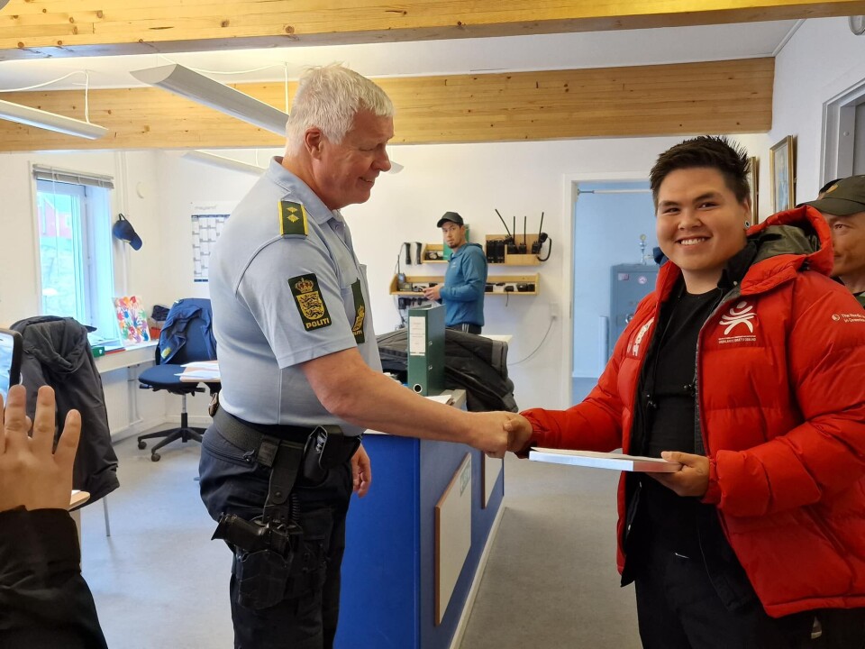 Niels Rosbach modtog sin dusør i politistationen i Uummannaq torsdag. Han har sammen med en kammerat reddet liv i september 2021.