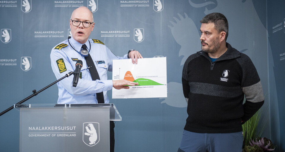 Politimesteren forklarer, at den grønne kurve er en jævnt fordelt smitte af folk, der fordeles over så lang tid at sundhedsvæsenet kan følge med. Den orange kurve er, hvis smitten spredes for hurtigt til for mange. Det er det epidemikommissionens forsøger at forhindre med den strategi, de lægger.