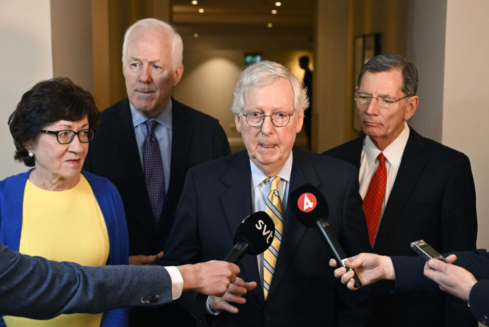 Søndag landede fire fremtrædende republikanske senatorer fra USA i Stockholm for at bevidne Sveriges Nato-ansøgning. Det er fra venstre til højre Susan Collins, Mitch McConnell, John Cornyn og John Barrasso, som taler med svensk presse på Grand Hotel i den svenske hovedstad. De rejser mandag videre til Finland.