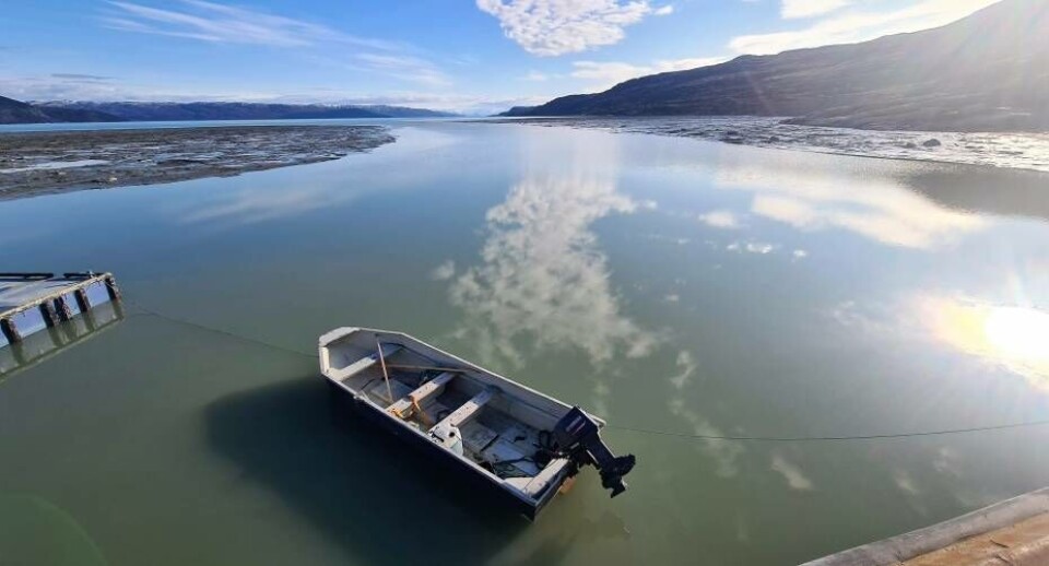 Ved lavvande er det umuligt at sejle pram og landgangsfartøjer ind i Kangerlussuaq havn. Havnen trænger til at blive gravet dybere på grund af sand, der løber ned i havnen.