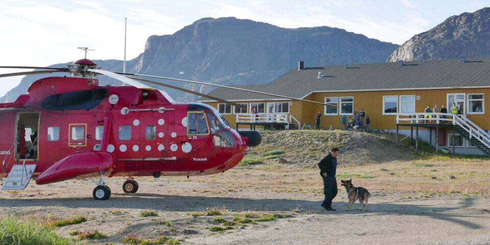 S61-helikopteren er netop landet i Sisimiut, hvor den ældre mand blev indlagt på sygehuset.