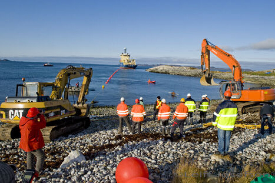 Sikring af søkablet kommer ud i en ny udbudsrunde. Billedet er fra da søkabelen nåede frem til Nuuk. Foto: Leiff Josefsen.