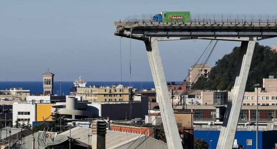 Broen har angiveligt givet efter for et større nedbør, formoder myndighederne i Genova.