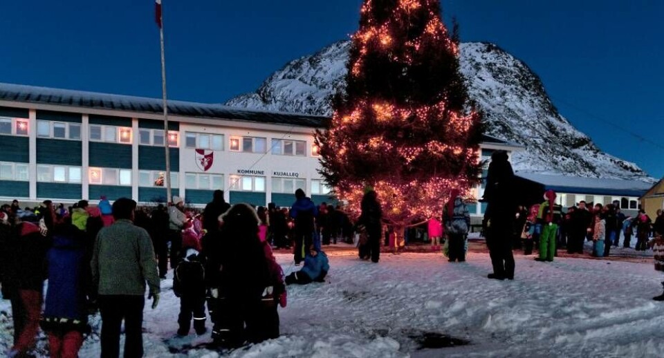 Mange indbyggere overværede, at Narsaqs juletræ blev tændt. Det er et smukt træ i år, og kommunen har husket stjernen i toppen
