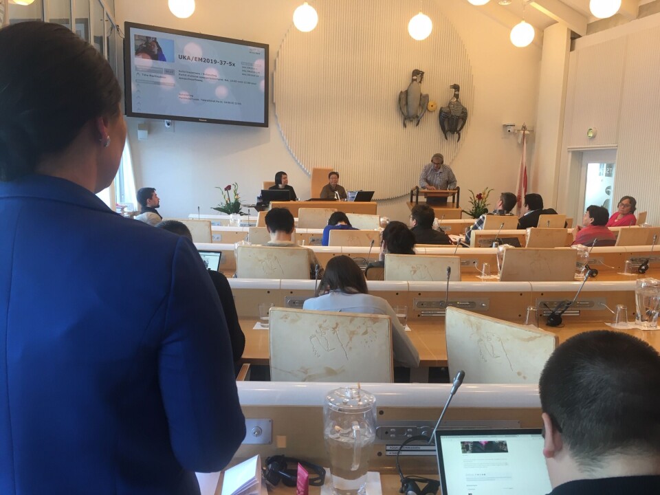 Samarbejdspartiets Tillie Martinussen stiller her partilederkollegaen fra Partii Naleraq Hans Enoksen et spørgsmål under partilederrunden.