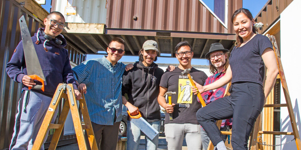 Arctic Street Food får base i tre containere på et nedlagt værft i Aalborg. De unge er klar til at gå i gang med ombygningen. Fra venstre Miki Reimer, Ivik Josefsen, Isak Kristiansen, Emil Brandt, Mads Sigenfeldt og Kristiane Andersen.