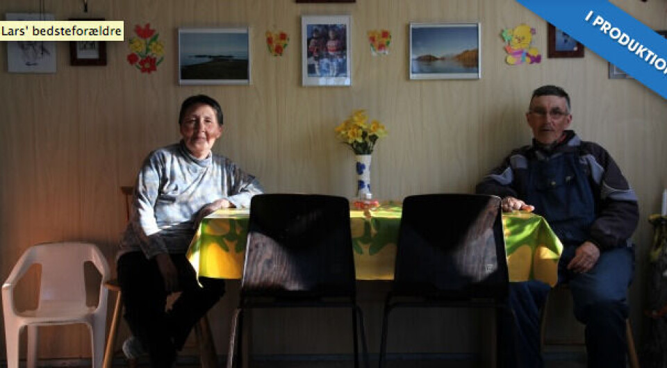 Livet i Niaqornat dokumenteres over halvandet år. Foto: Village at the End of the World 16-årige Lars, som er det lille samfunds eneste teenager. Han har 381 venner på Facebook som han aldrig har mødt. Foto: “Village at the End of the World” Livet i Niaqornat dokumenteres over halvandet år. Foto: Village at the End of the World 16-årige Lars, som er det lille samfunds eneste teenager. Han har 381 venner på Facebook som han aldrig har mødt. Foto: “Village at the End of the World” Livet i Niaqornat dokumenteres over halvandet år. Foto: Village at the End of the World 16-årige Lars, som er det lille samfunds eneste teenager. Han har 381 venner på Facebook som han aldrig har mødt. Foto: “Village at the End of the World”