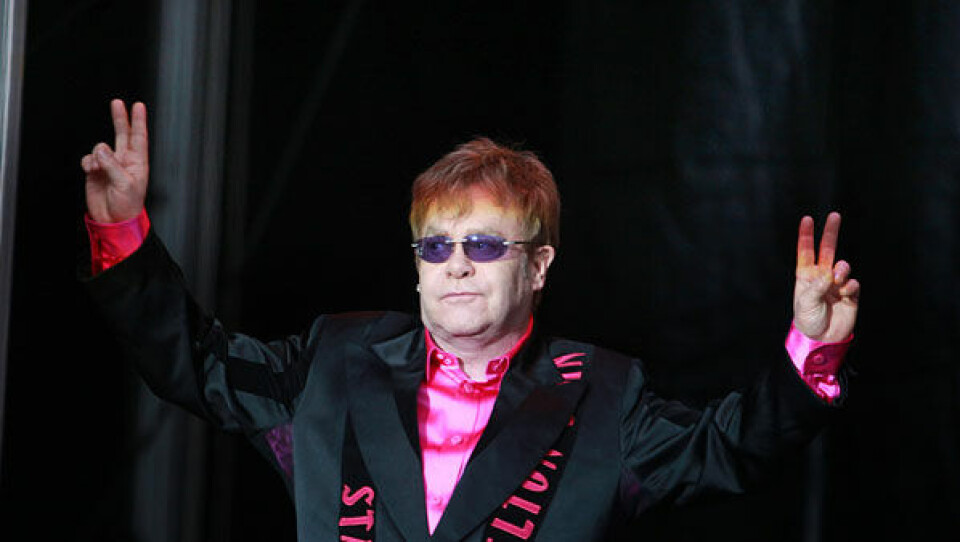 Elton John spillede blandt andet på Jelling Musikfestival i maj i år og trak fulde huse. 29. juni giver han koncert i Torshavn. Polfoto: Michael Svenningsen