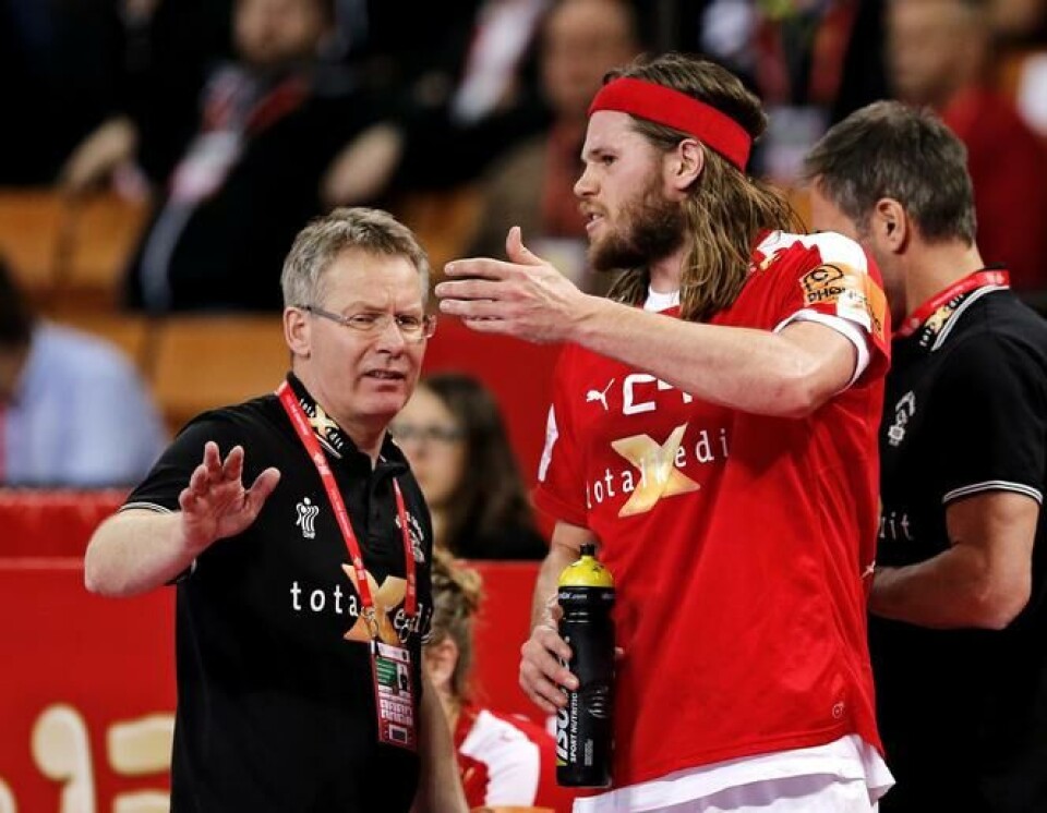 Danmark led første pointtab ved europamesterkaberne i håndbold tirsdag med en uafgjort resultat mod naboerne Sverige