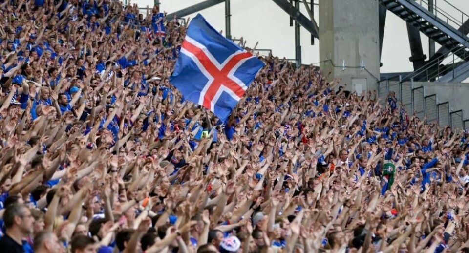 Islandske fans på tribunen i kampen imod Ungarn