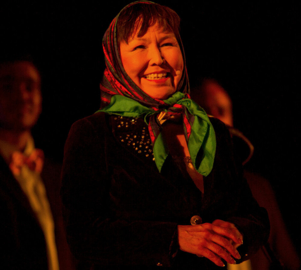 Else Danielsen sørger for at historien om Qullissat hænger sammen mellem de forskellige musikstykker. Foto: Poul Hard Qullissara er en blanding af fortælling og koncert, der fortæller historien om Qullissat. Foto: Poul Hard Vaigat musikken dominerer fortællingen om Qullissat. Foto: Poul Hard Qaqortoq modtog Qullissara med hjertet. Foto: Poul Hard De mange tilskuere i Qaqortoq var glade for Qullissara og de rejste sig alle og sagde tak for musicalen. Foto: Poul Hard Også skuespillere og musikere var glade for at vise Qullissara i Qaqortoq. Foto: Poul Hard Qullissara i Qaqortoq. Foto: Poul Hard Else Danielsen sørger for at historien om Qullissat hænger sammen mellem de forskellige musikstykker. Foto: Poul Hard Qullissara er en blanding af fortælling og koncert, der fortæller historien om Qullissat. Foto: Poul Hard Vaigat musikken dominerer fortællingen om Qullissat. Foto: Poul Hard Qaqortoq modtog Qullissara med hjertet. Foto: Poul Hard De mange tilskuere i Qaqortoq var glade for Qullissara og de rejste sig alle og sagde tak for musicalen. Foto: Poul Hard Også skuespillere og musikere var glade for at vise Qullissara i Qaqortoq. Foto: Poul Hard Qullissara i Qaqortoq. Foto: Poul Hard Else Danielsen sørger for at historien om Qullissat hænger sammen mellem de forskellige musikstykker. Foto: Poul Hard