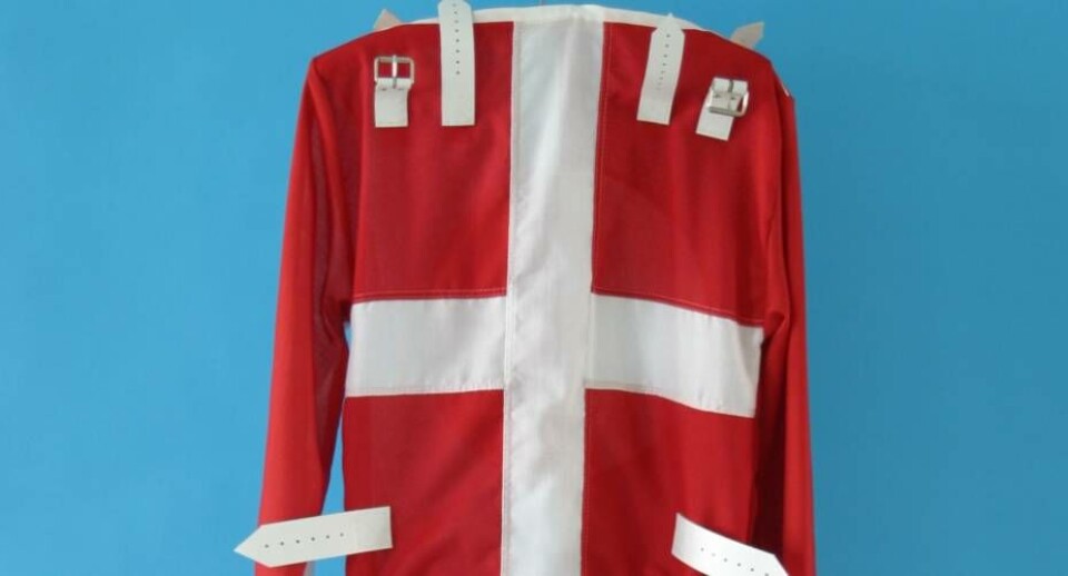 ”Rigsfællesskabspause” handler om den postkoloniale virkelighed, hvor hun bruger det danske og det grønlandske flag i sin kunst.