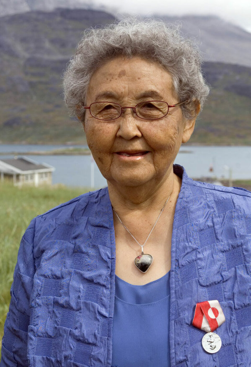 Gerda Søvndahl Petersen med fortjenstmedaljen på brystet.