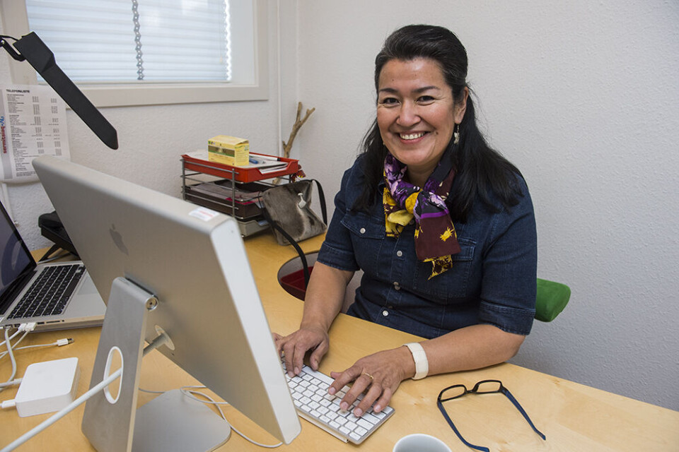 Formand for Siumut, Aleqa Hammond vil ifølge en SMS-afstemning hos KNR stå som vinder af valget til Inatsisartut. Her deltager Aleqa Hammond i chat på Sermitsiaq.AGs hjemmeside. Foto: Leiff Josefsen